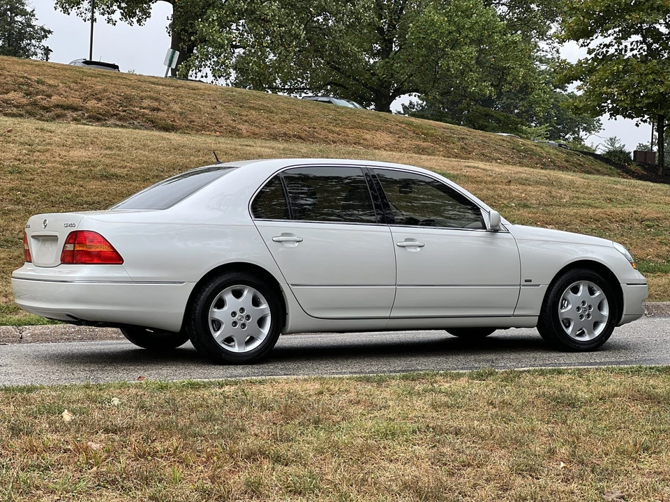 2001 Lexus LS 3rd Gen - Image 20 of 31