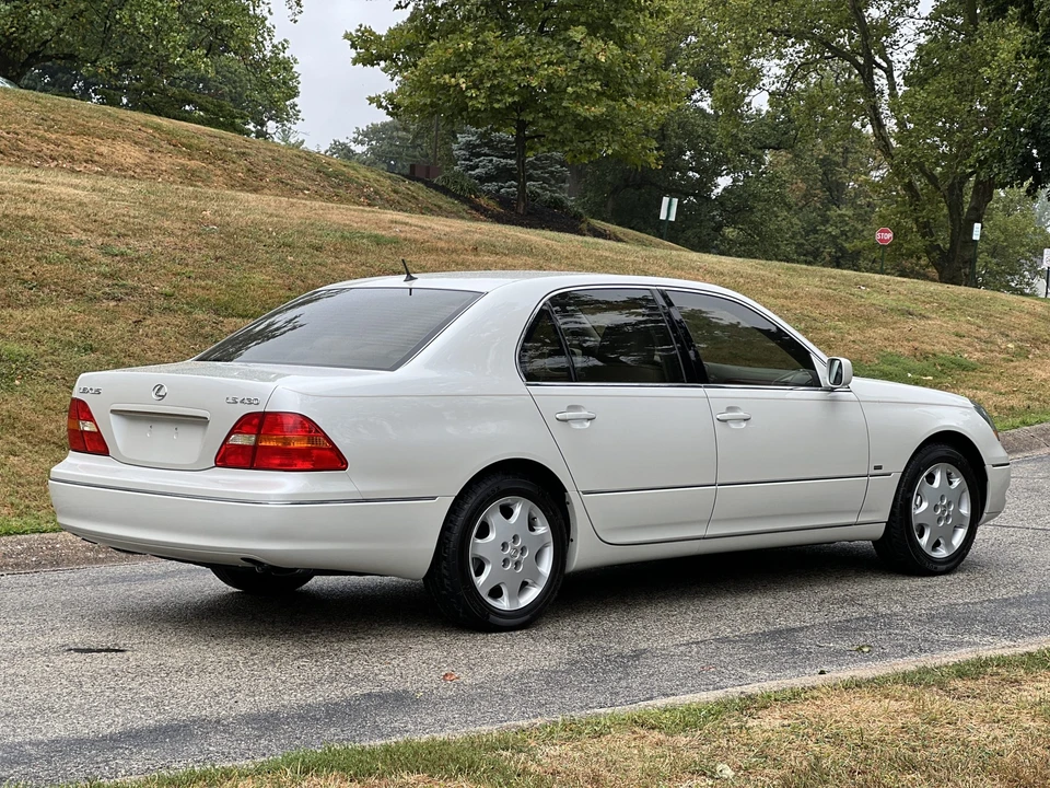 2001 Lexus LS 3rd Gen - Image 21 of 31