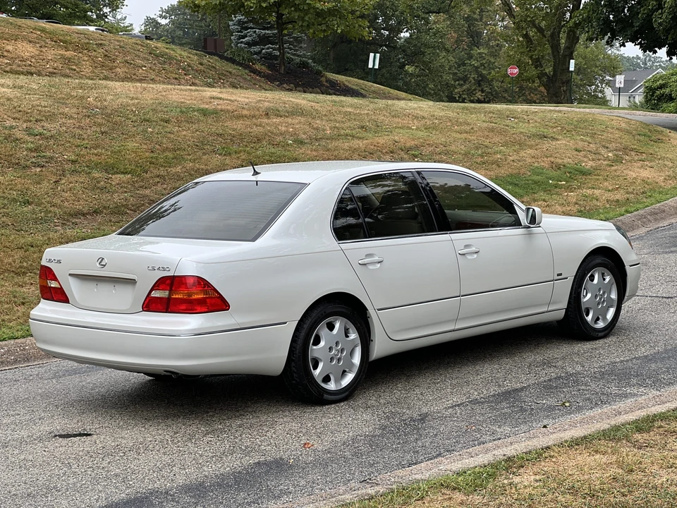 2001 Lexus LS 3rd Gen - Image 22 of 31