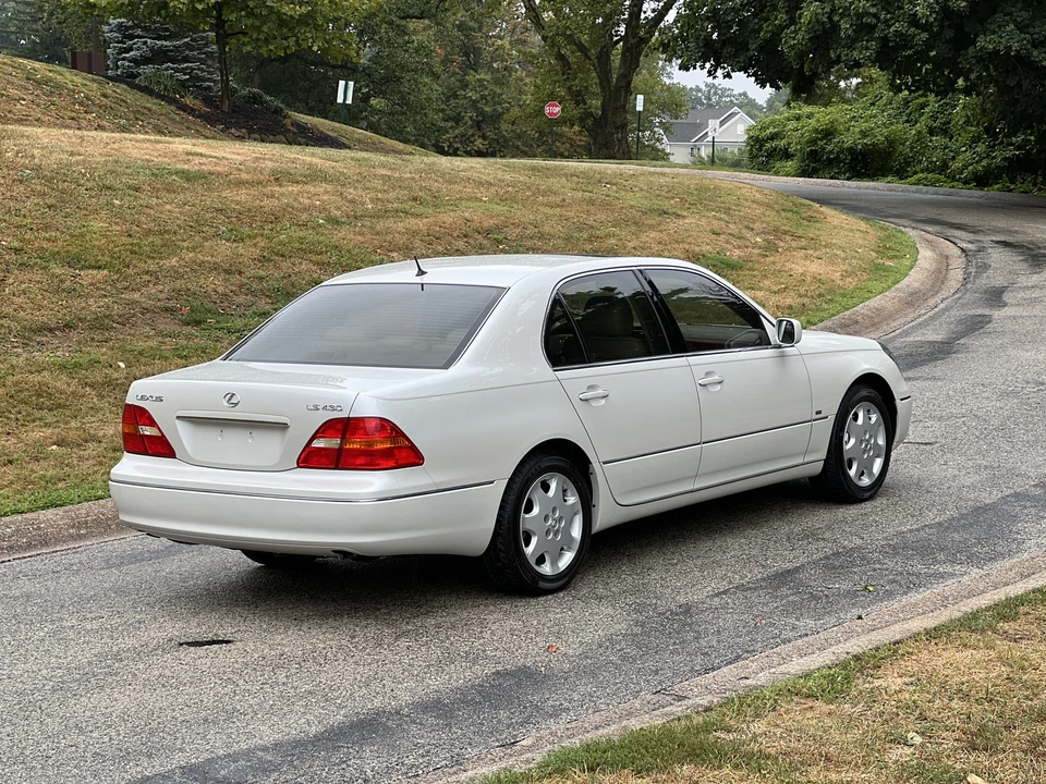 2001 Lexus LS 3rd Gen - Image 23 of 31