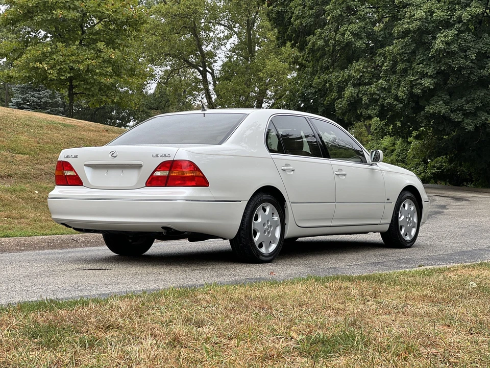 2001 Lexus LS 3rd Gen - Image 24 of 31