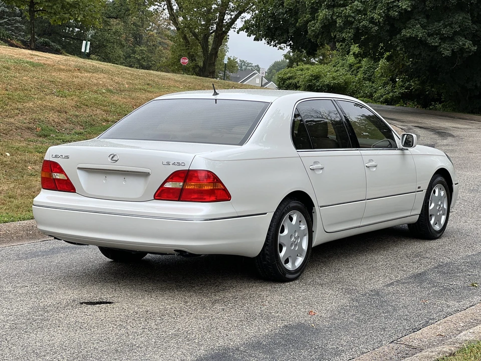 2001 Lexus LS 3rd Gen - Image 25 of 31