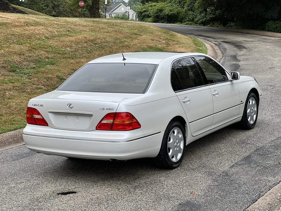 2001 Lexus LS 3rd Gen - Image 26 of 31