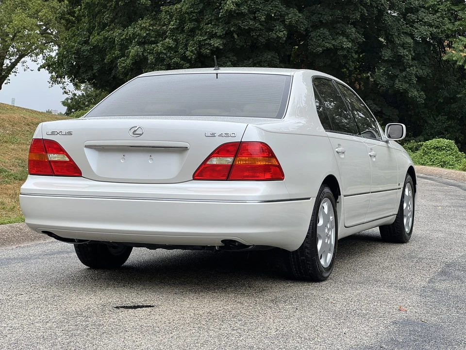 2001 Lexus LS 3rd Gen - Image 27 of 31