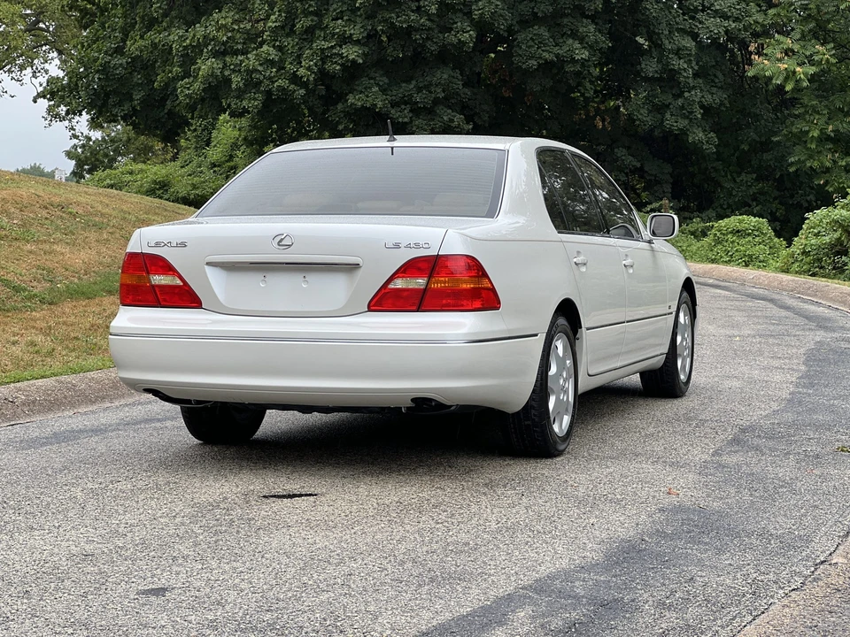 2001 Lexus LS 3rd Gen - Image 28 of 31