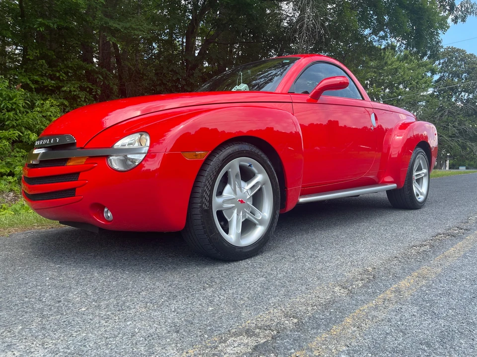 2004 Chevrolet SSR - Image 3 of 31