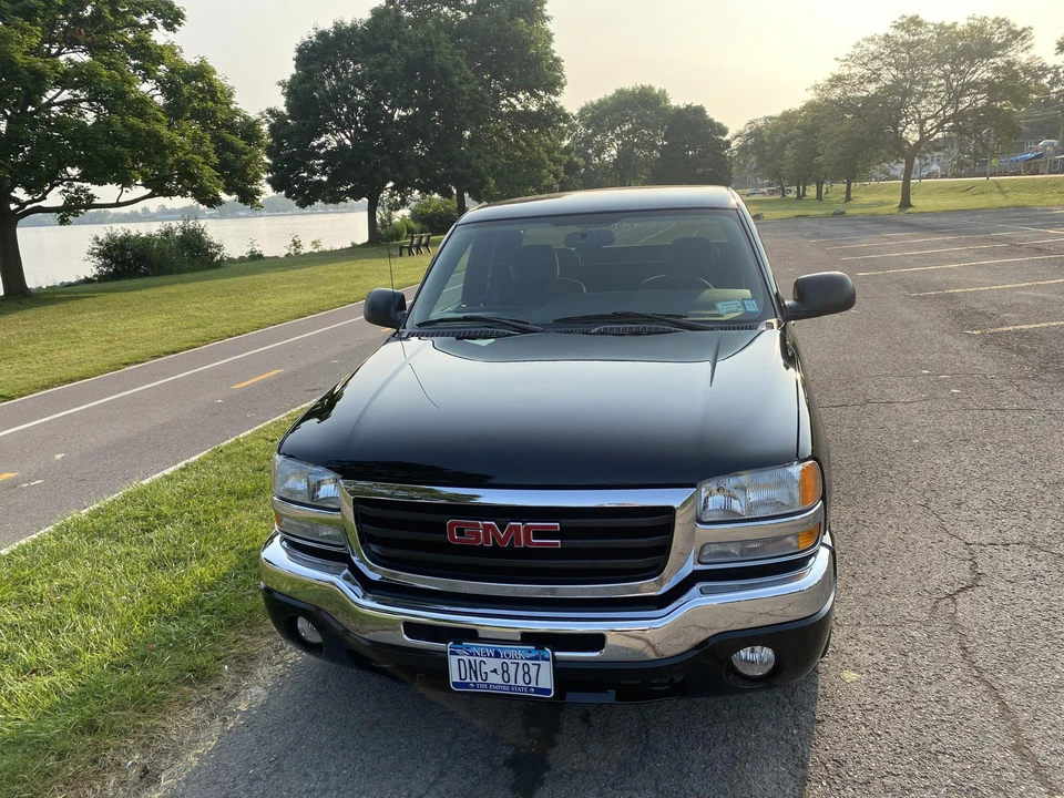 2004 GMC Sierra 2nd Gen - Image 2 of 31