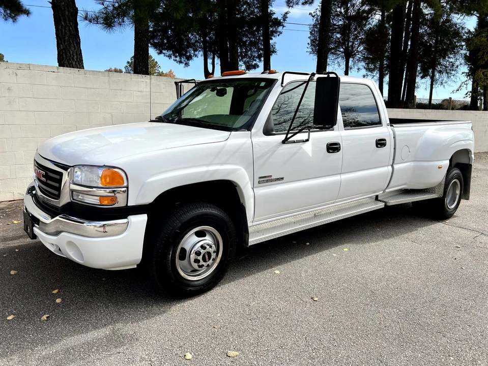 2005 GMC Sierra Heavy Duty 2nd Gen - Image 2 of 31