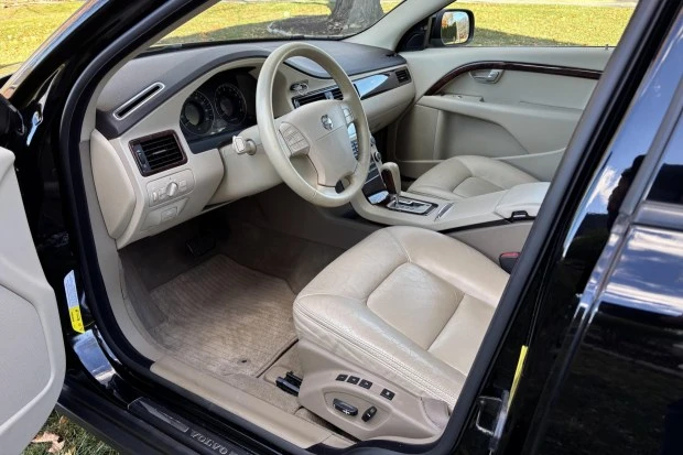 2008 Volvo XC70 3rd Gen - Image 4 of 8