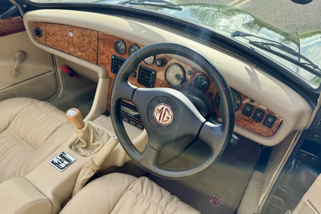 1995 MG RV8 - Image 5 of 9