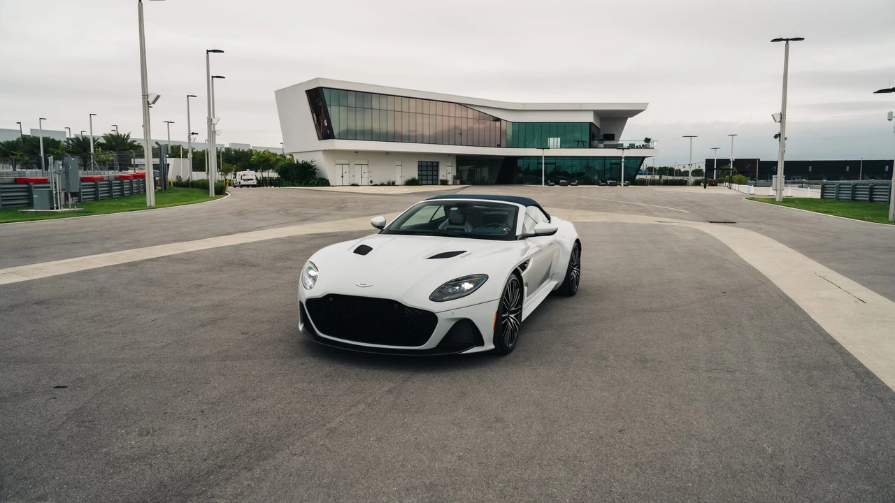 2020 Aston Martin DBS Superleggera - Image 11 of 31