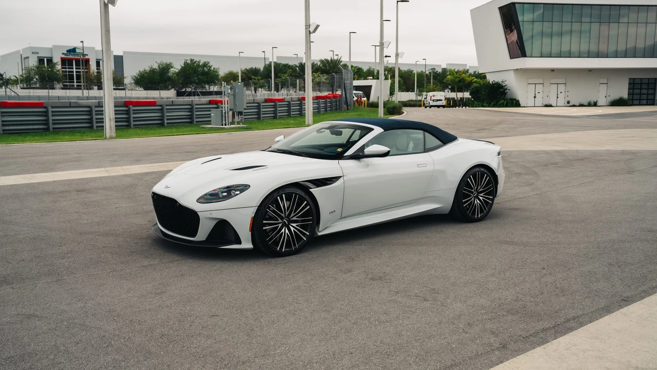 2020 Aston Martin DBS Superleggera - Image 2 of 31