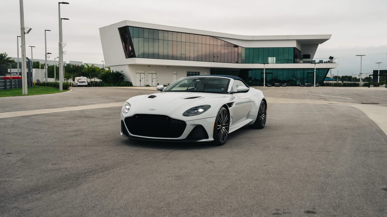 2020 Aston Martin DBS Superleggera - Image 12 of 31