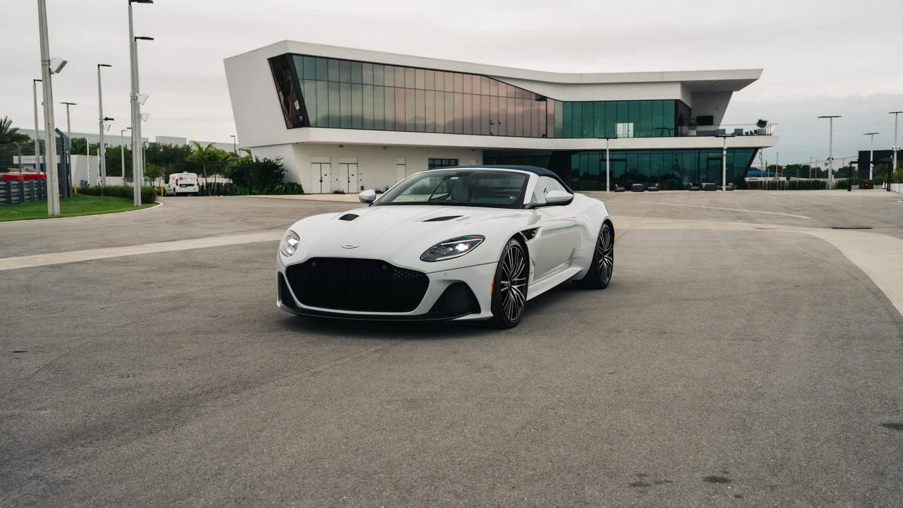 2020 Aston Martin DBS Superleggera - Image 13 of 31