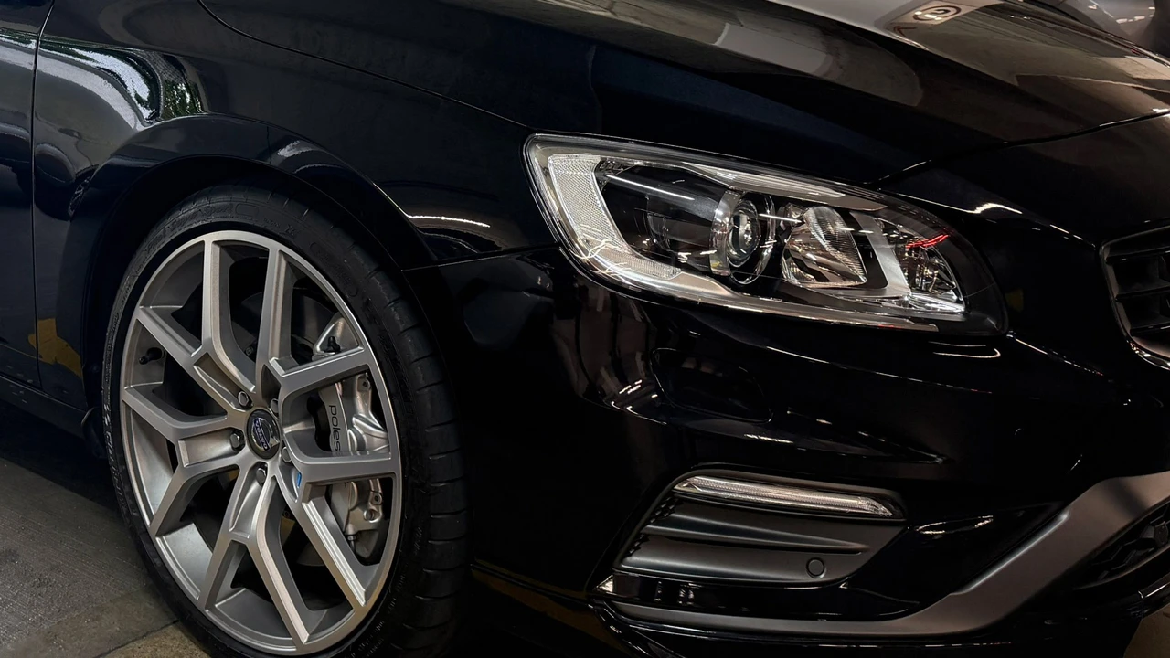 2015 Volvo V60 1st Gen - Image 11 of 31