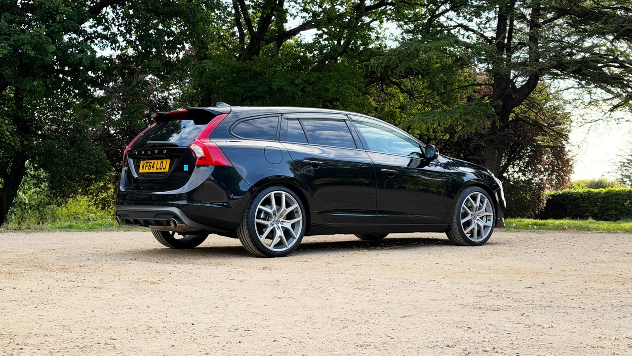 2015 Volvo V60 1st Gen - Image 7 of 31