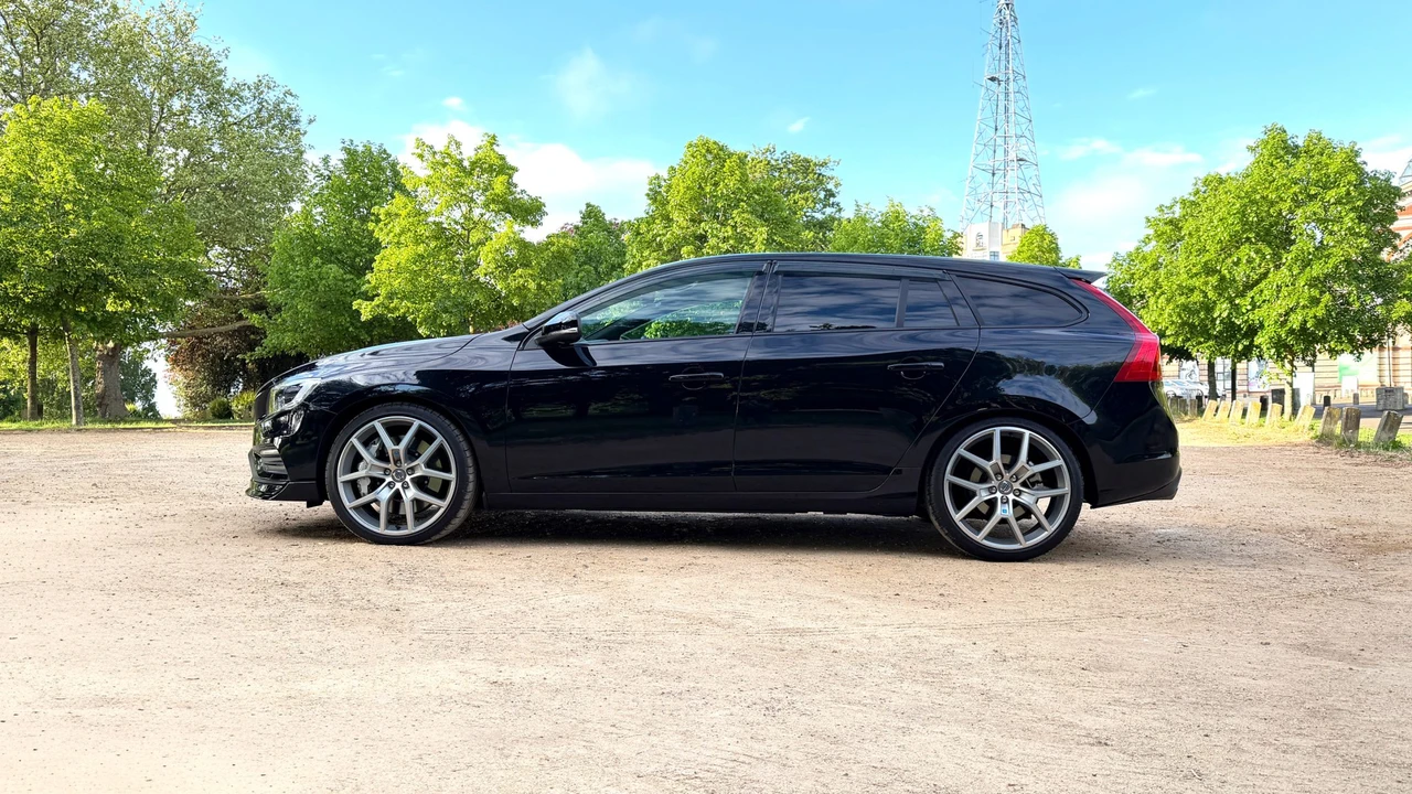 2015 Volvo V60 1st Gen - Image 10 of 31