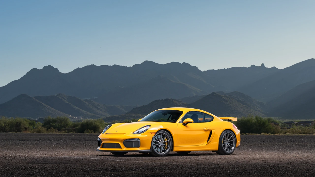 2016 Porsche 981 Cayman GT4 - Image 2 of 31