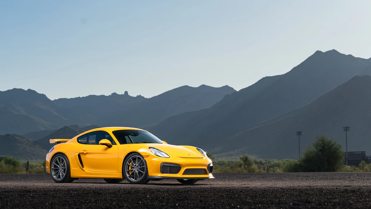 2016 Porsche 981 Cayman GT4 - Image 13 of 31