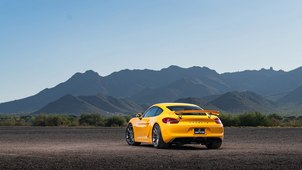 2016 Porsche 981 Cayman GT4 - Image 27 of 31
