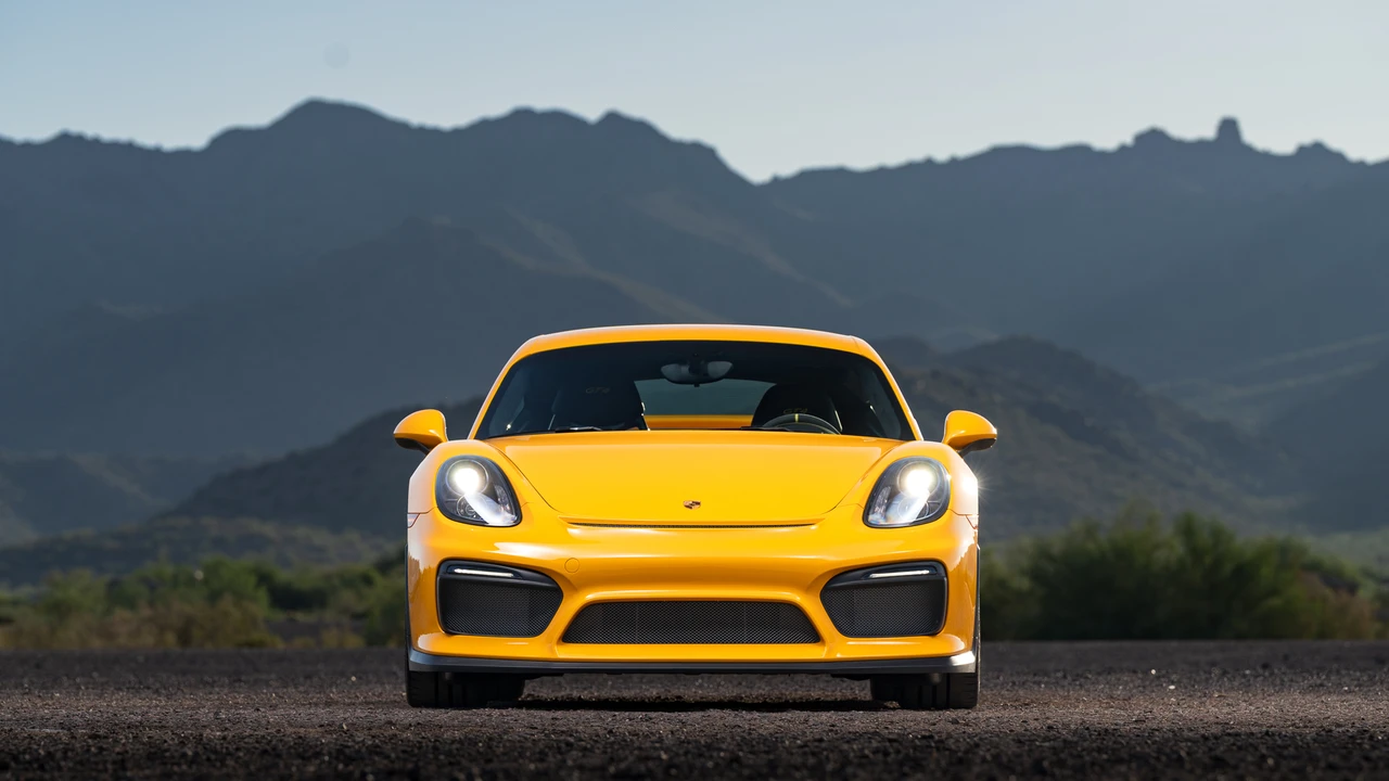 2016 Porsche 981 Cayman GT4 - Image 8 of 31