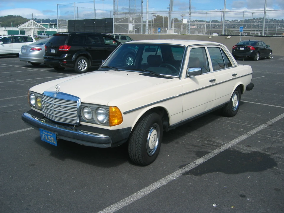 1982 Mercedes-Benz W123 Sedan - Image 2 of 31