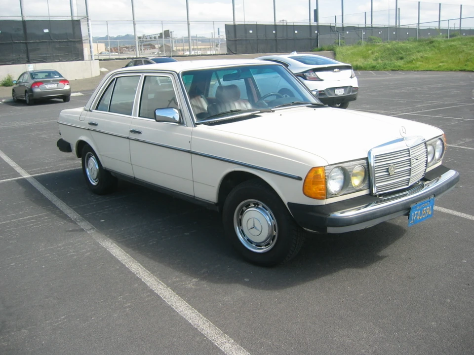 1982 Mercedes-Benz W123 Sedan - Image 3 of 31