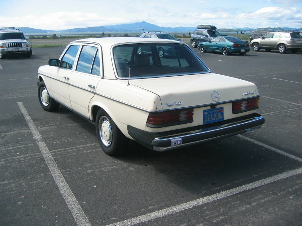 1982 Mercedes-Benz W123 Sedan - Image 4 of 31