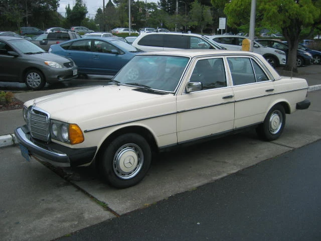 1982 Mercedes-Benz W123 Sedan - Image 7 of 31