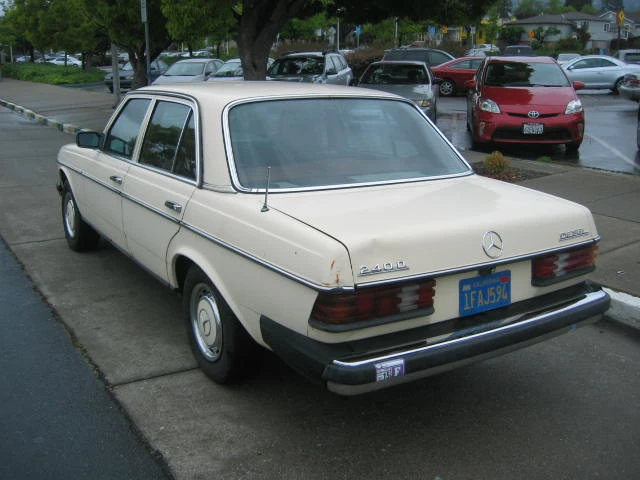 1982 Mercedes-Benz W123 Sedan - Image 10 of 31
