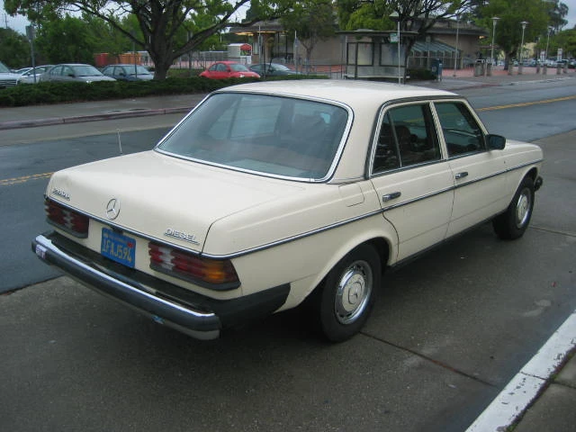 1982 Mercedes-Benz W123 Sedan - Image 9 of 31