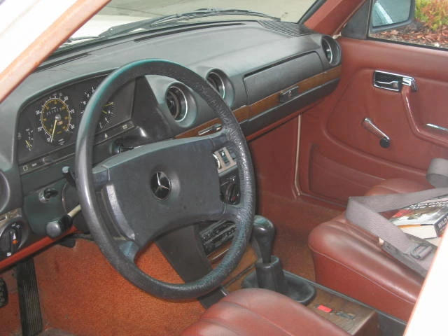 1982 Mercedes-Benz W123 Sedan - Image 18 of 31