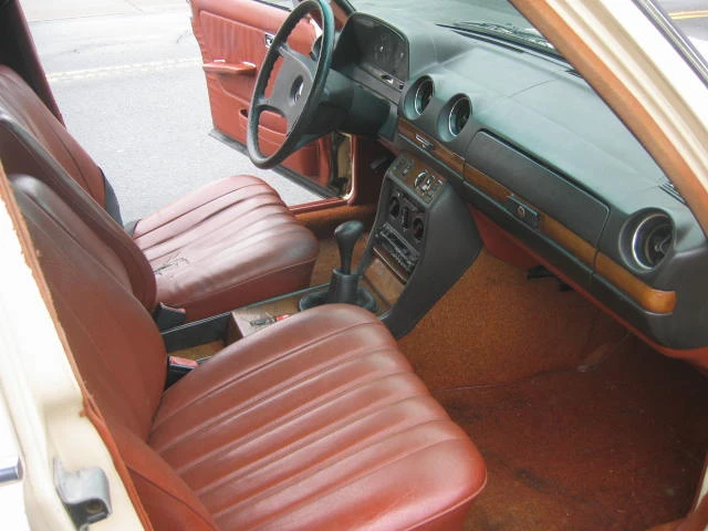 1982 Mercedes-Benz W123 Sedan - Image 17 of 31