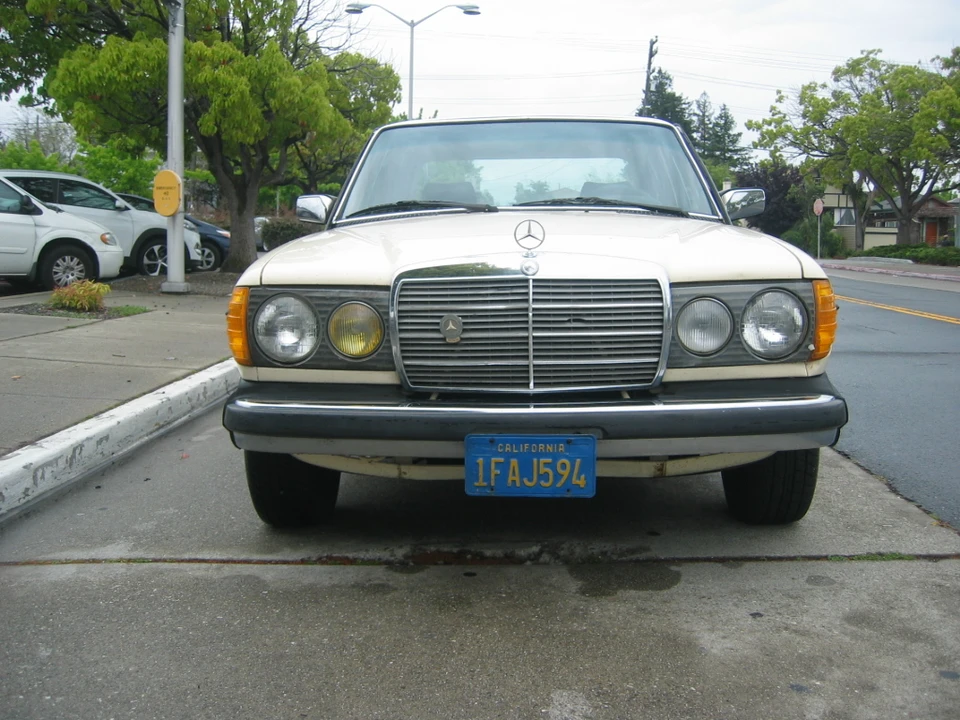 1982 Mercedes-Benz W123 Sedan - Image 6 of 31