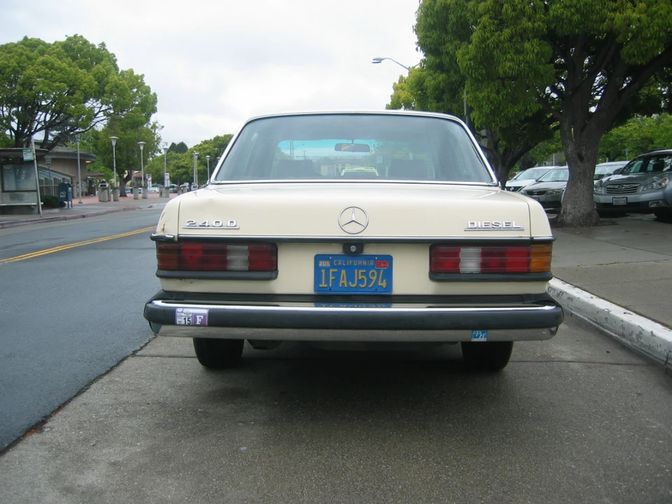 1982 Mercedes-Benz W123 Sedan - Image 5 of 31