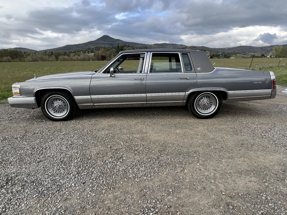 1990 Cadillac Brougham - Image 22 of 31