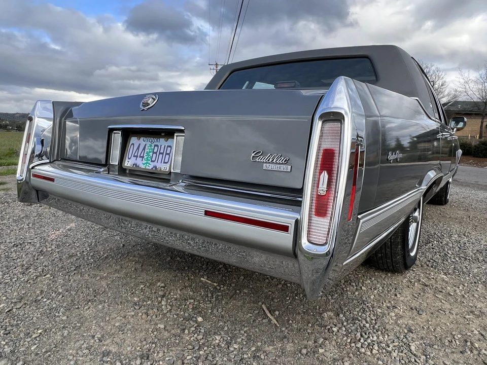 1990 Cadillac Brougham - Image 18 of 31