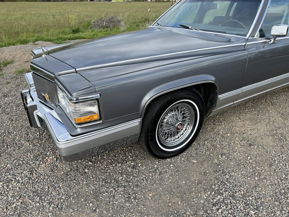 1990 Cadillac Brougham - Image 23 of 31