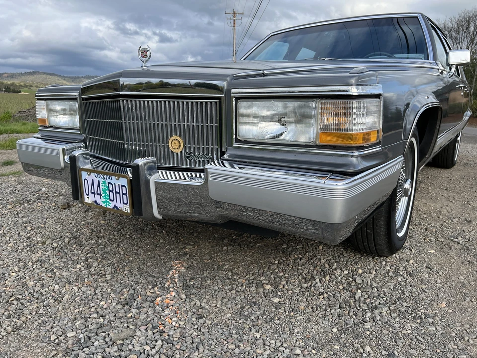 1990 Cadillac Brougham - Image 24 of 31