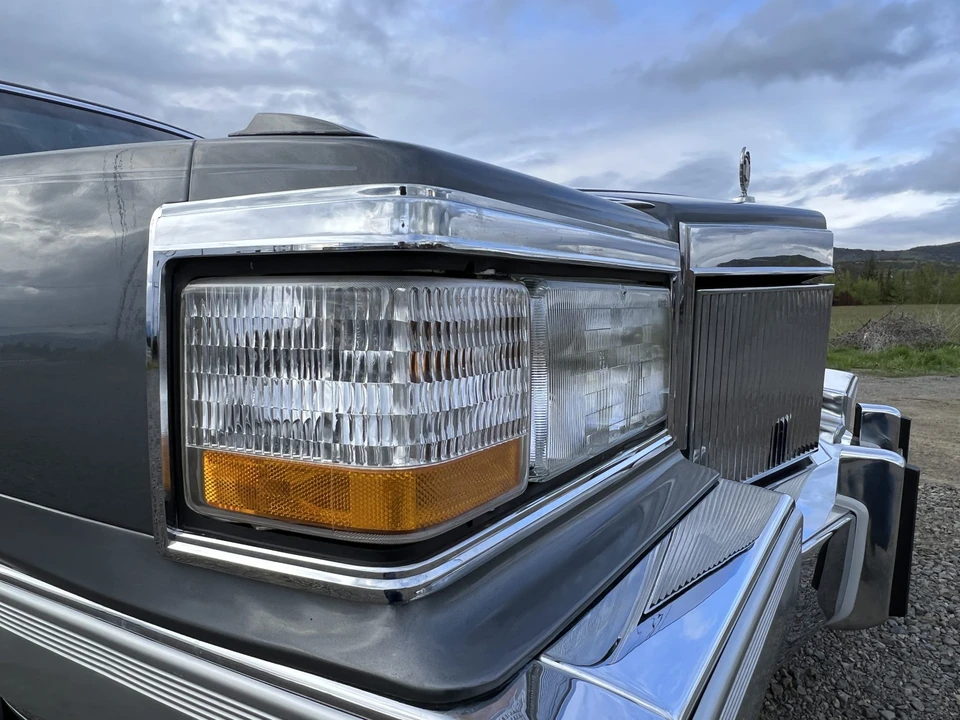 1990 Cadillac Brougham - Image 29 of 31