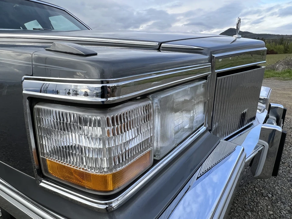 1990 Cadillac Brougham - Image 30 of 31