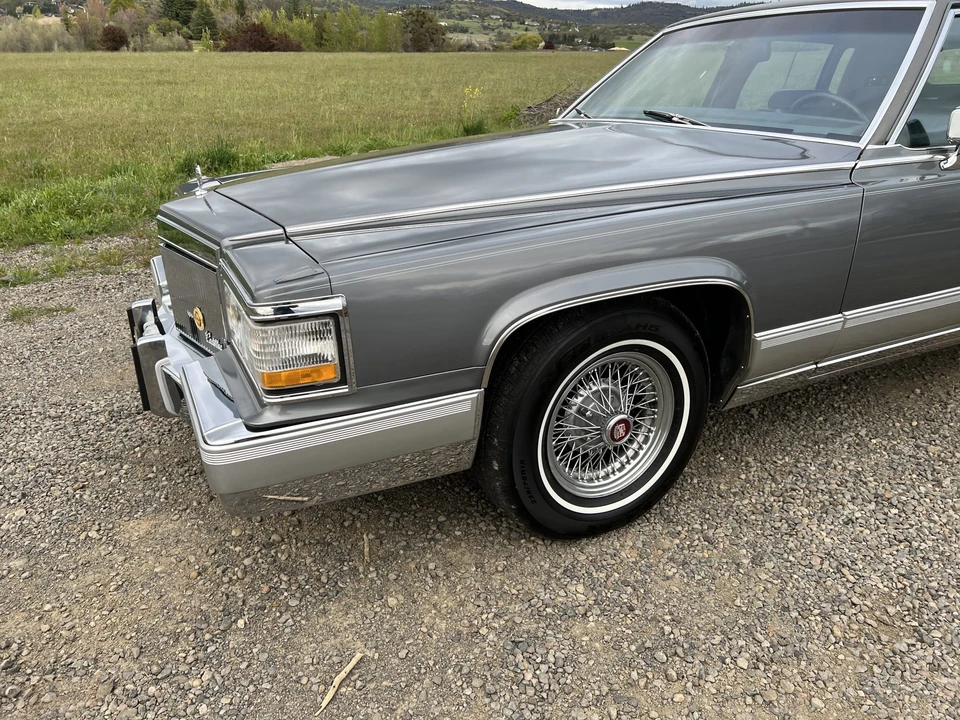 1990 Cadillac Brougham - Image 25 of 31