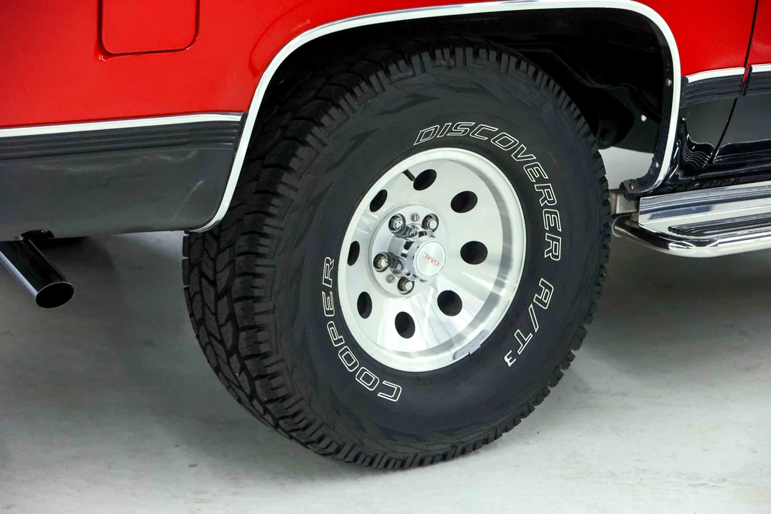 1991 GMC Suburban 7th Gen - Image 17 of 31