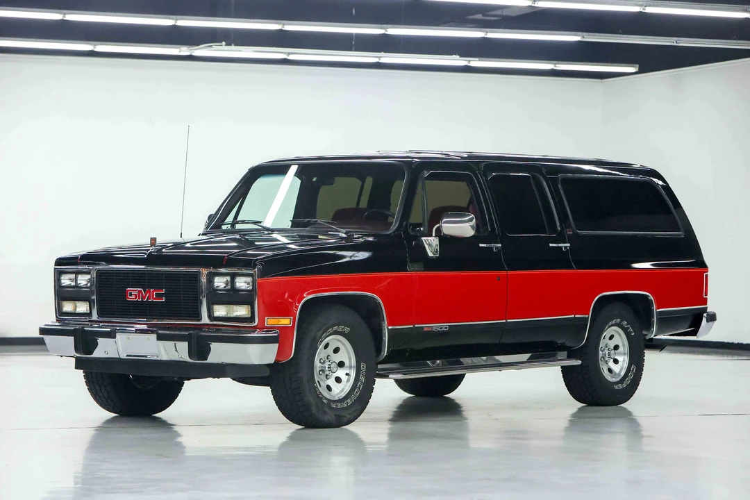 1991 GMC Suburban 7th Gen - Image 3 of 31