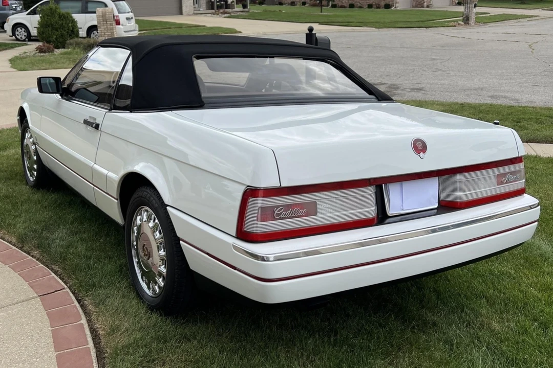 1992 Cadillac Allante - Image 10 of 31