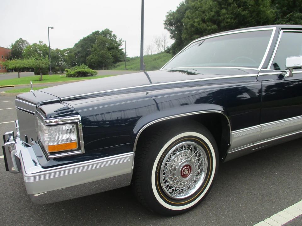 1992 Cadillac Brougham - Image 18 of 31