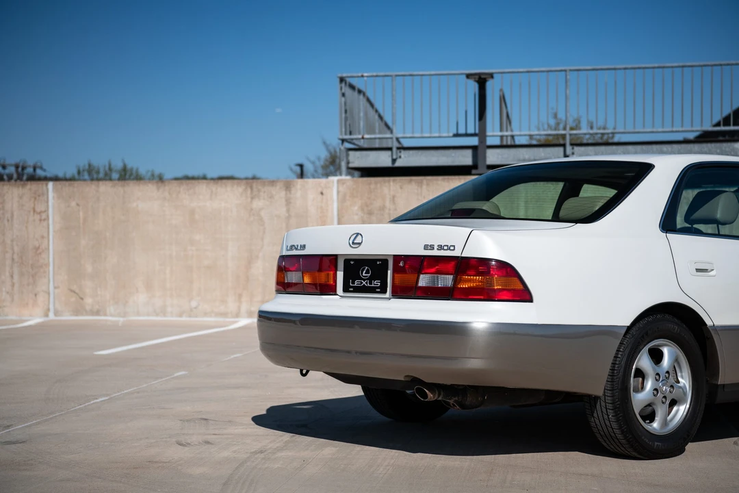 1999 Lexus ES 3rd Gen - Image 17 of 31