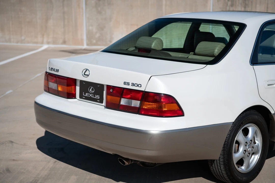 1999 Lexus ES 3rd Gen - Image 16 of 31