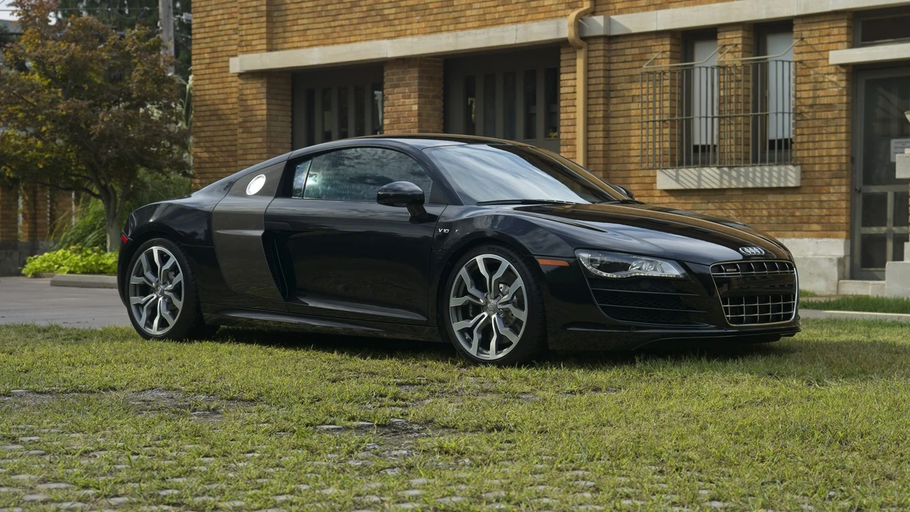 2010 Audi 42 R8 - Image 8 of 31