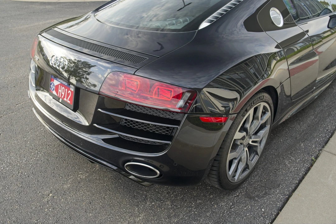 2010 Audi 42 R8 - Image 28 of 31